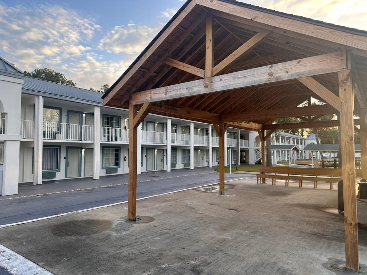 Suburban By Choice - Award Winning - New 2024 - Walk To Eateries & Grocery - Ultra Sparkling - Garden - Designer Lighting & Right Off I-95 - Proudly An All American Managed Property 2*