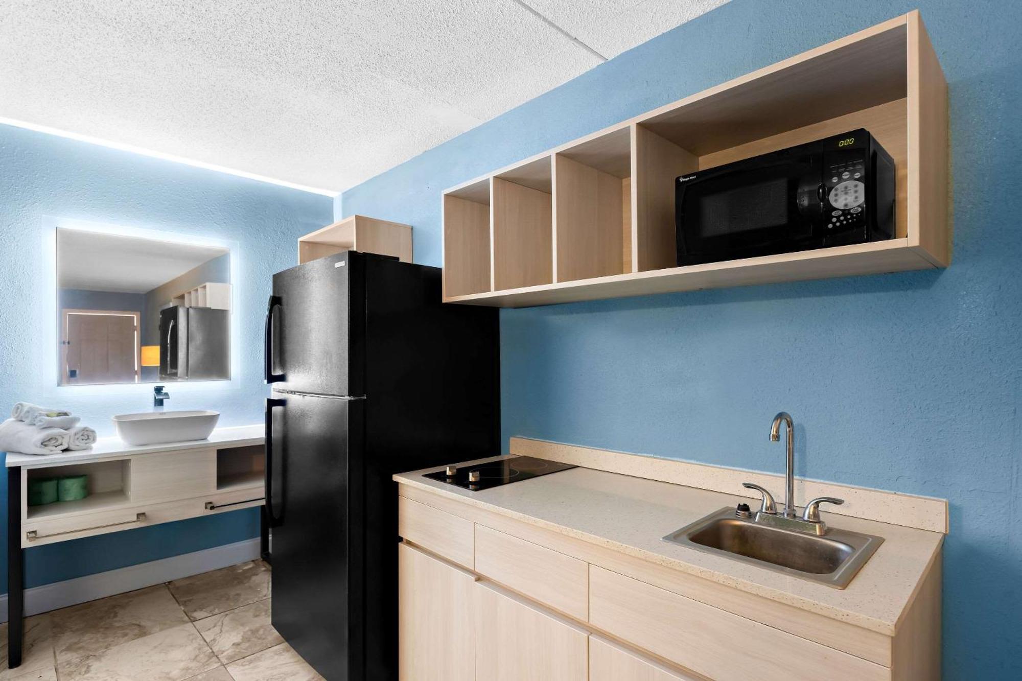 Hotel Suburban By Choice - Award Winning - New 2024 - Walk To Eateries & Grocery - Ultra Sparkling - Garden - Designer Lighting & Right Off I-95 - Proudly An All American Managed Property